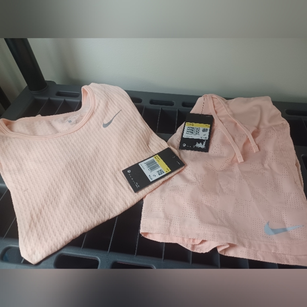 Nike W NK Infinite Top SS & Nike Dri Standard Fit Shorts. New. Womens Size: Sm